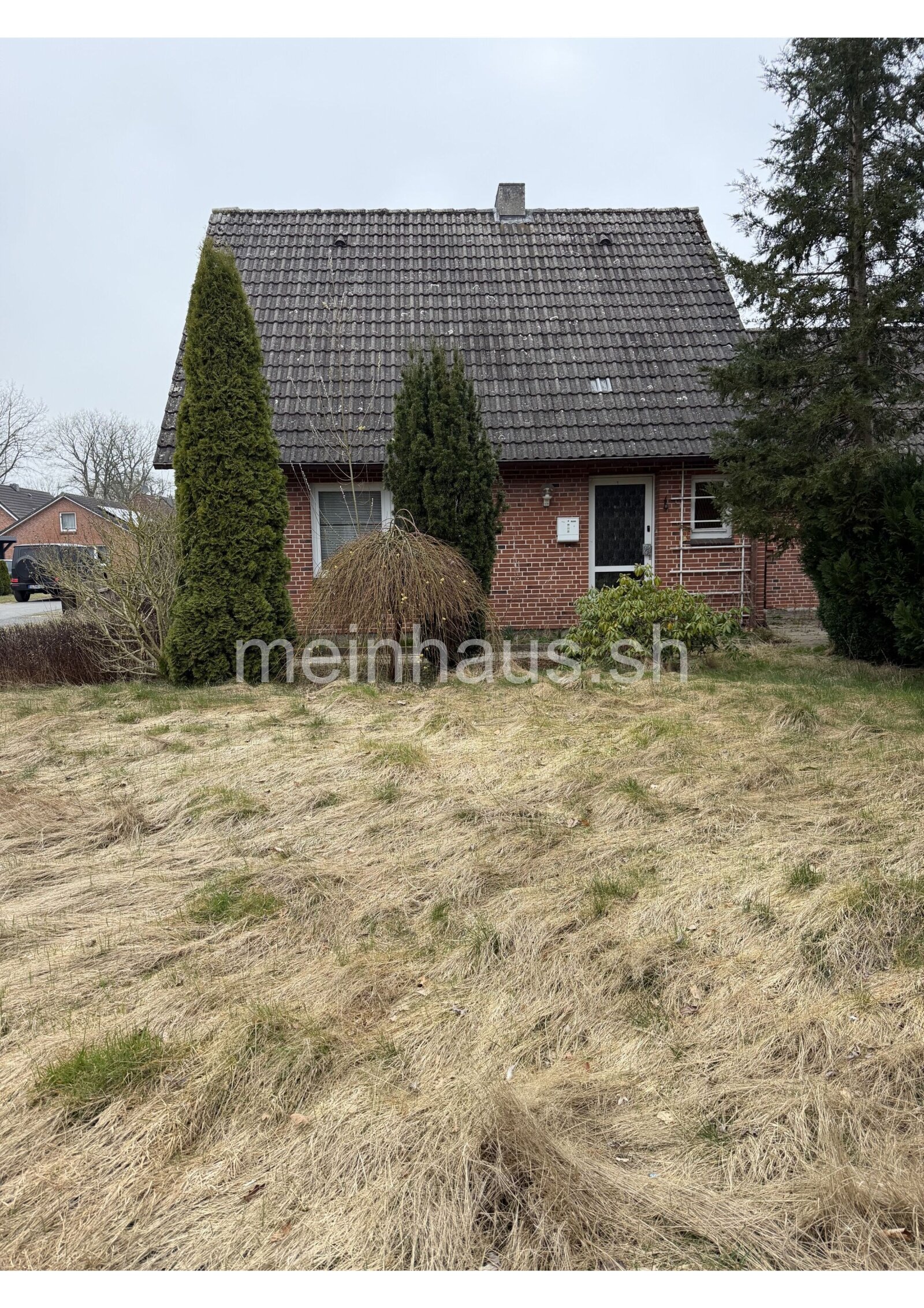 Sanierungsbedürftiges Einfamilienhaus auf großem Grundstück