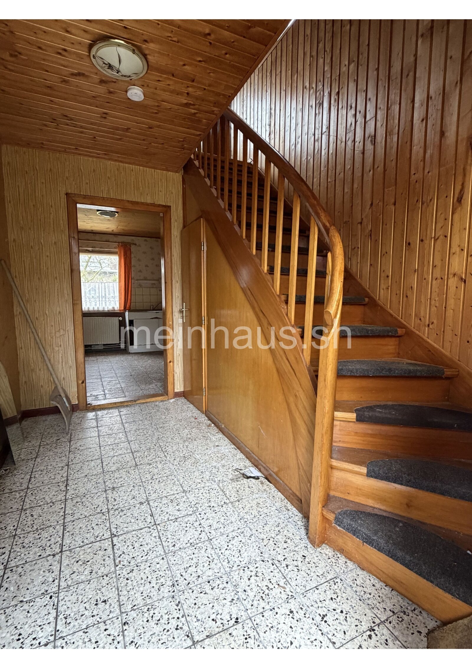 Sanierungsbedürftiges Einfamilienhaus auf großem Grundstück