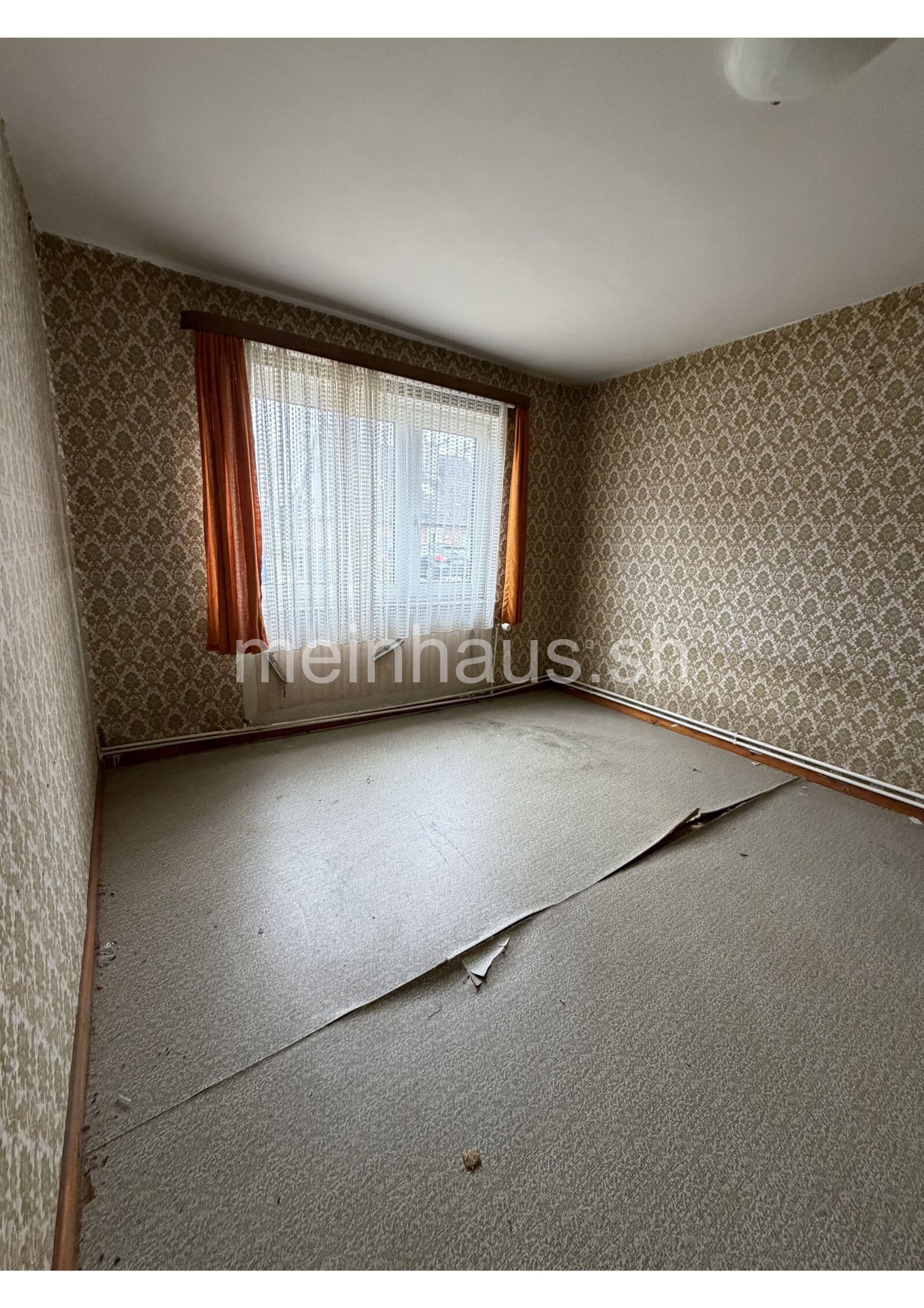 Sanierungsbedürftiges Einfamilienhaus auf großem Grundstück