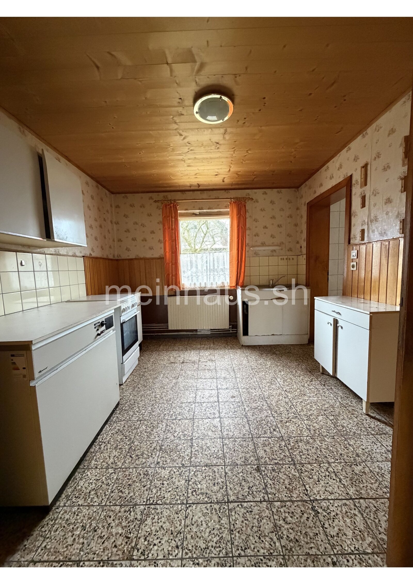 Sanierungsbedürftiges Einfamilienhaus auf großem Grundstück