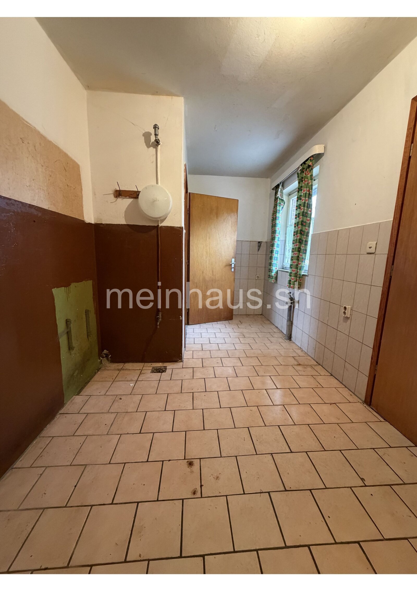 Sanierungsbedürftiges Einfamilienhaus auf großem Grundstück