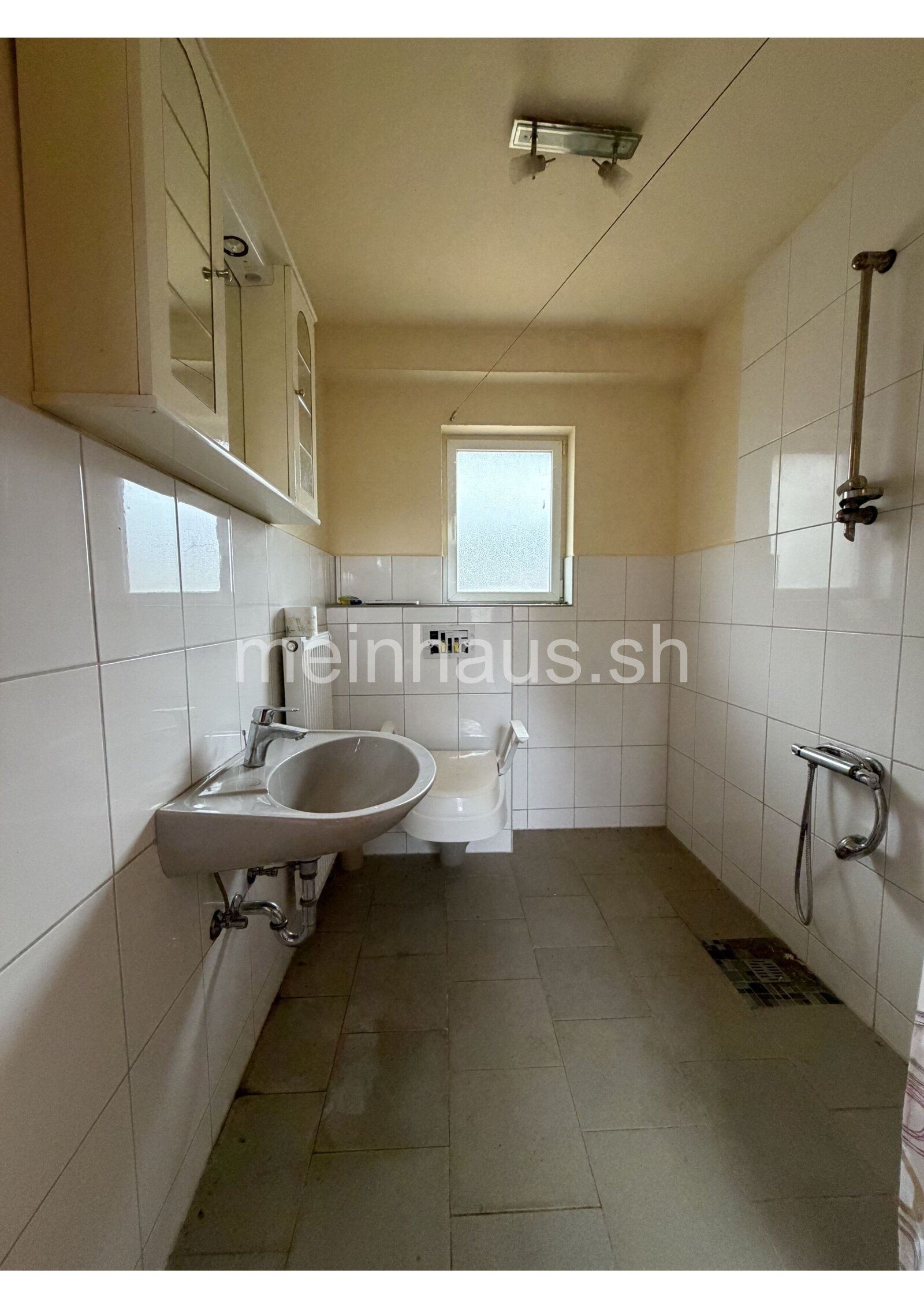 Sanierungsbedürftiges Einfamilienhaus auf großem Grundstück