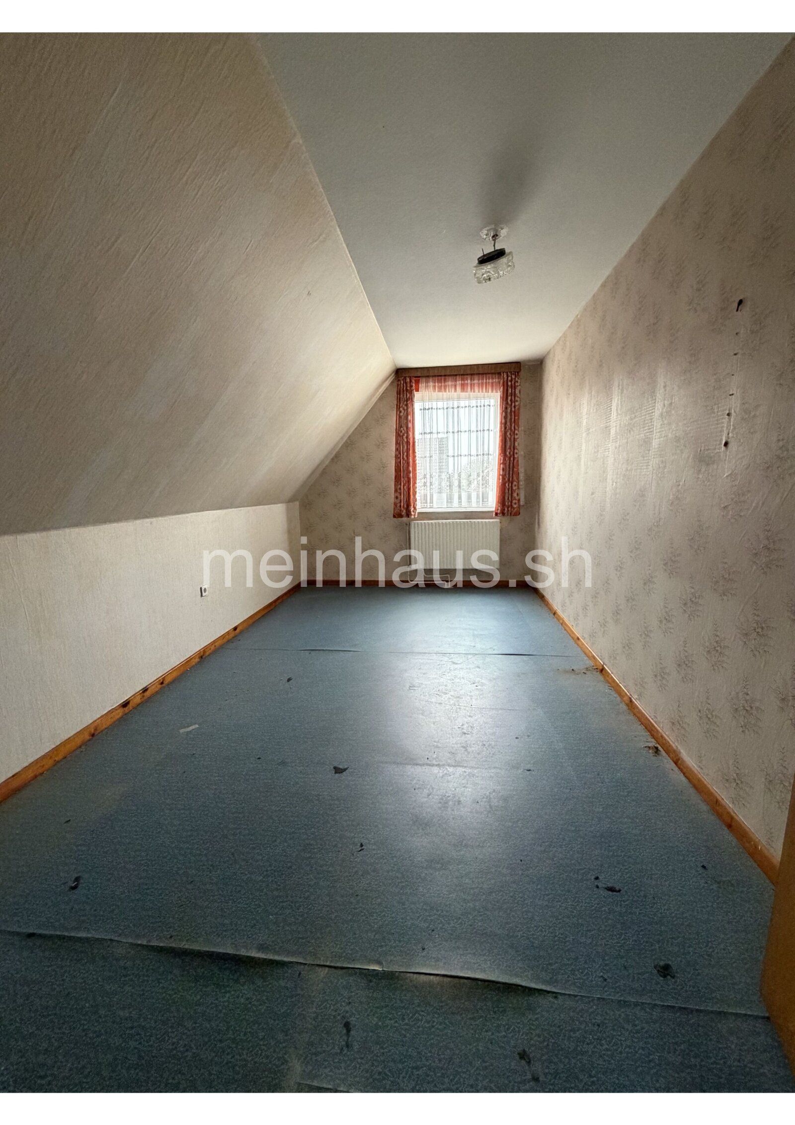 Sanierungsbedürftiges Einfamilienhaus auf großem Grundstück