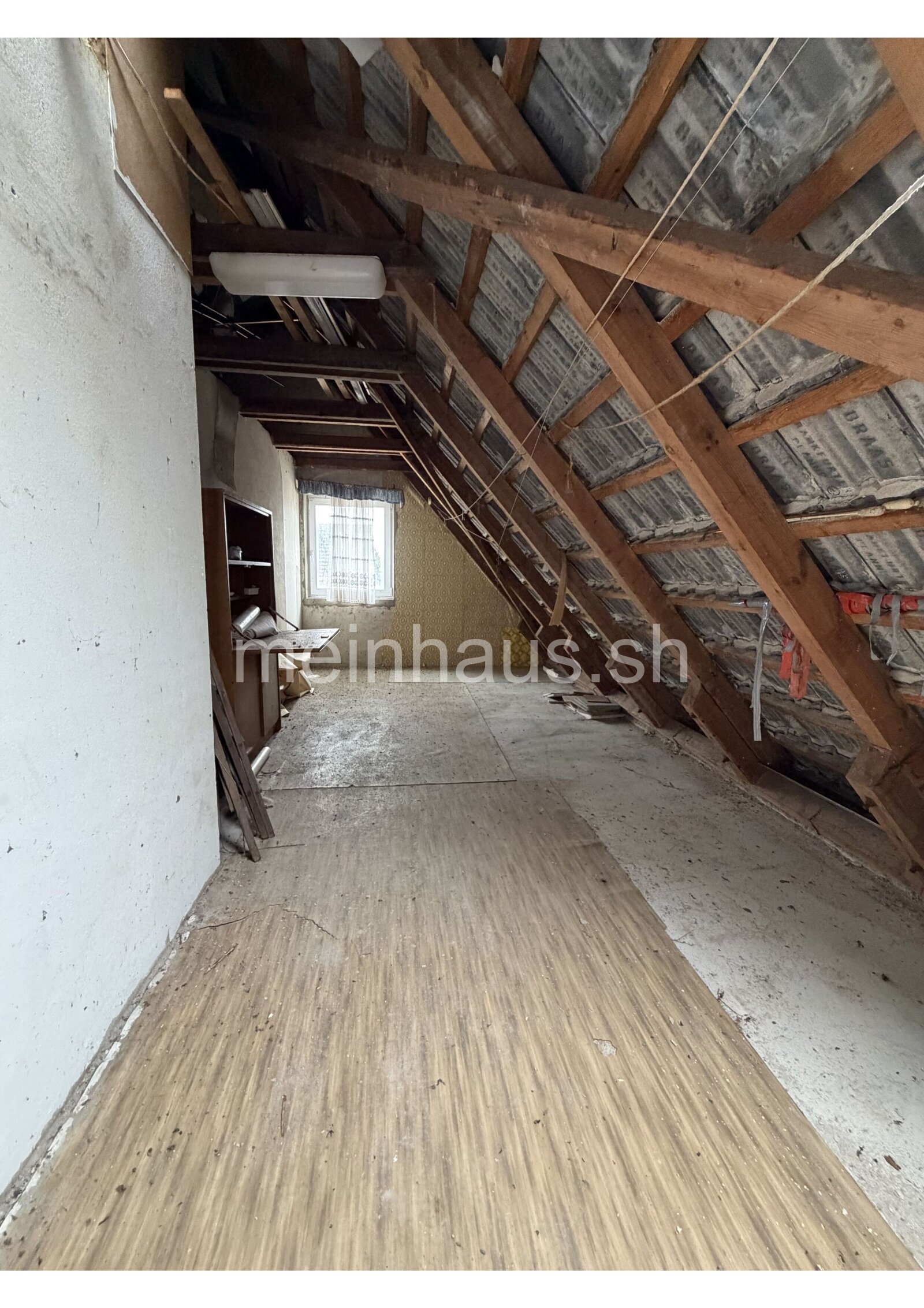 Sanierungsbedürftiges Einfamilienhaus auf großem Grundstück