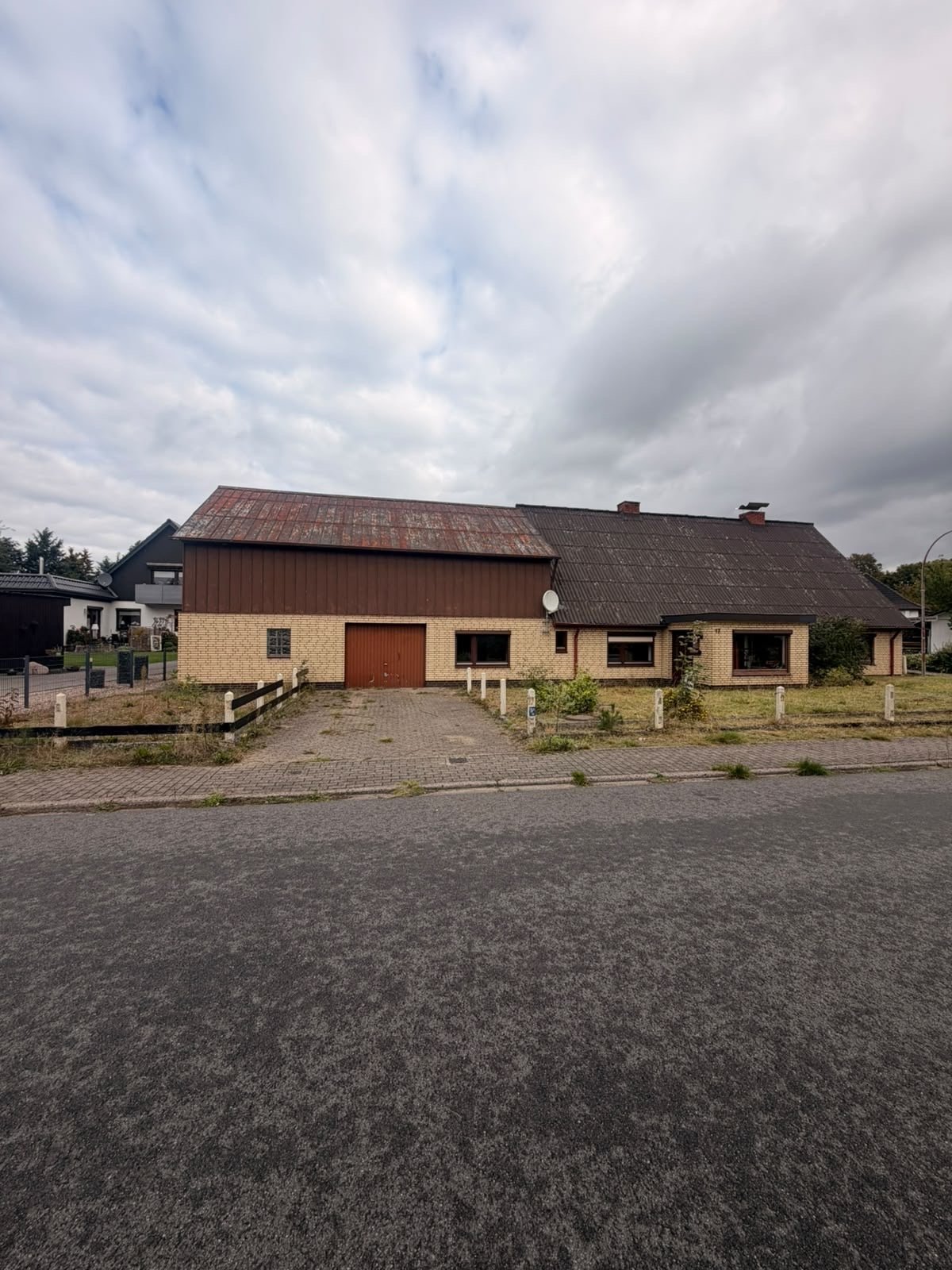 Wohnhaus mit Einliegerwohnung auf großem Grundstück 